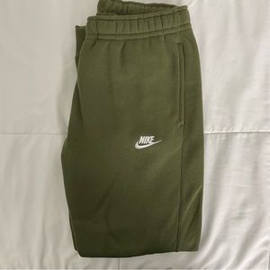 Men’s Nike club fleece joggers (Size M)